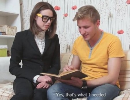 Умник склеил на лавочке милую студентку в очках и трахнул дома