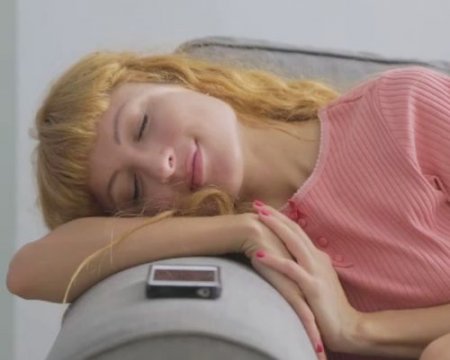 Уснула пока ждала звонка от любимого а он пришел и трахнул Уснула пока ждала звонка от любимого а он пришел и трахнул