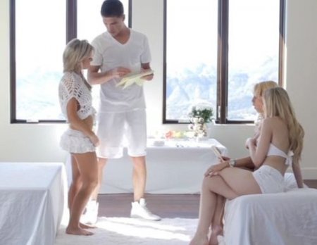 Утренняя оргия трех молодых девушек с хуястым доставщиком цветов Утренняя оргия трех молодых девушек с хуястым доставщиком цветов