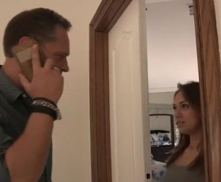 Падчерица вышла из комнаты отчима и попала на его горячий член Падчерица вышла из комнаты отчима и попала на его горячий член