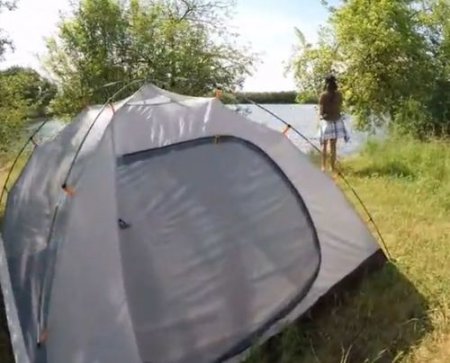 Девушка рыбачка изменила мужу на природе в палатке с пикапером Девушка рыбачка изменила мужу на природе в палатке с пикапером