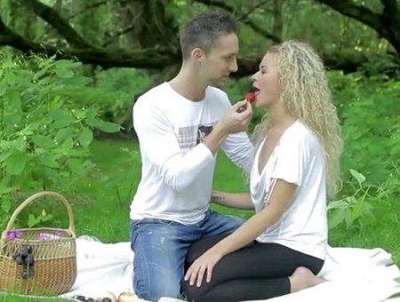 Красивый сексуальный пикник с клубничкой молодых влюблённых Красивый сексуальный пикник с клубничкой молодых влюблённых