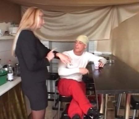 Повару на обеде пришлось поторопиться чтобы трахнуть хозяйку Повару на обеде пришлось поторопиться чтобы трахнуть хозяйку