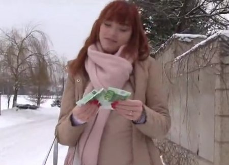 Пикапер развращает деньгами рыжую незнакомку и уговаривает на секс Пикапер развращает деньгами рыжую незнакомку и уговаривает на секс