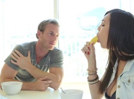 За завтраком жена засунула банан глубоко в рот и этим соблазнила мужа За завтраком жена засунула банан глубоко в рот и этим соблазнила мужа