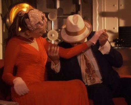 Клиент скоротал время с леди из высшего общества в вестибюле банка Клиент скоротал время с леди из высшего общества в вестибюле банка