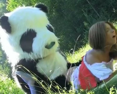 Большая русская панда поймала и выебала в лесу красную шапочку
