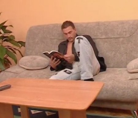 Пока девушка спала парень набросился на неё с сексом в киску и жопу Пока девушка спала парень набросился на неё с сексом в киску и жопу