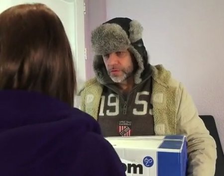 Молодая телка в новой обуви и нижнем белье трахает зрелого курьера Молодая телка в новой обуви и нижнем белье трахает зрелого курьера