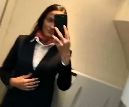 Запись привата с видеочата бортпроводницы: соло стюардессы в туалете