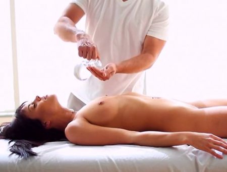 Голая девушка набрала полный рот спермы, пробуя секс ХХХ на массаже Голая девушка набрала полный рот спермы, пробуя секс ХХХ на массаже