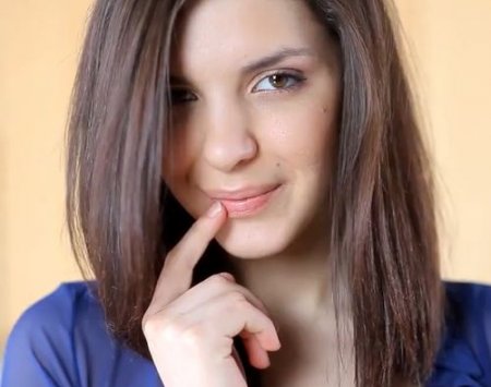 Русская красотка с карими глазами имеет большой фаллос на кухне Русская красотка с карими глазами имеет большой фаллос на кухне