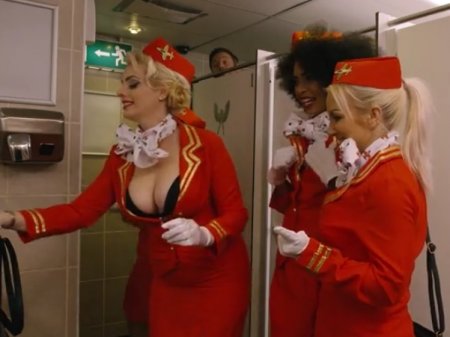 Мужчина в туалете для женщин трахнул черную пизду бортпроводницы Мужчина в туалете для женщин трахнул черную пизду бортпроводницы