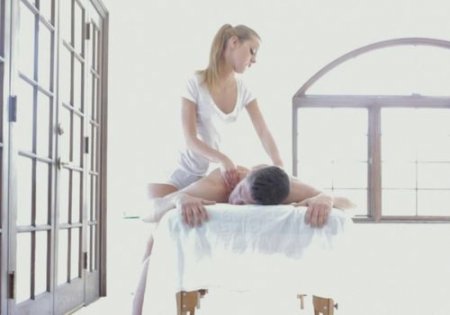 Возбужденный клиент кончил из большого члена в киску массажистки Возбужденный клиент кончил из большого члена в киску массажистки