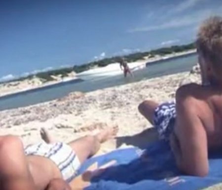 Блондинка дразнила мужиков на пляже и вышла из воды на секс с ними Блондинка дразнила мужиков на пляже и вышла из воды на секс с ними