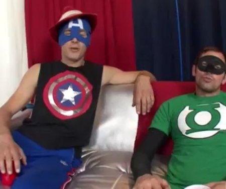 Вечеринка МЖМЖ вчетвером дома у подражателя капитана Америки Вечеринка МЖМЖ вчетвером дома у подражателя капитана Америки