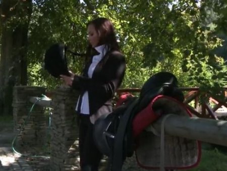 Молодая наездница красиво отдалась деревенскому парню у реки Молодая наездница красиво отдалась деревенскому парню у реки