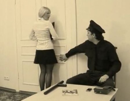 Охранник натянул на член жопу воровки-кассирши в офисе банка