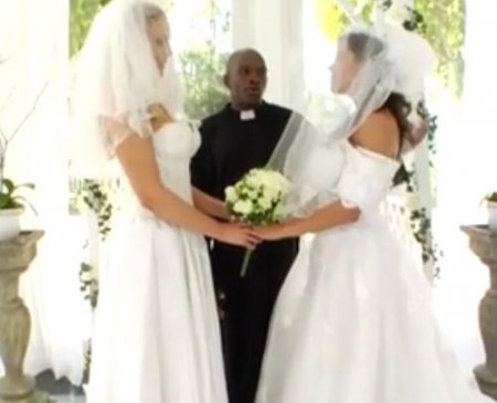 В свадьбу лесбиянок вмешался черный член священника и толпа подружек