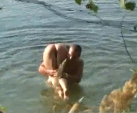 Документальная русская вуайер видео-эротика с подглядыванием в лесу Документальная русская вуайер видео-эротика с подглядыванием в лесу