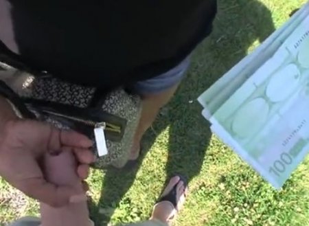 Беспонтовый мужчина предложил секс за деньги мулатке на улице Беспонтовый мужчина предложил секс за деньги мулатке на улице