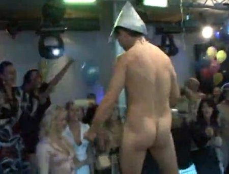 Реальная групповая порно вечеринка без тормозов в ночном клубе США Реальная групповая порно вечеринка без тормозов в ночном клубе США