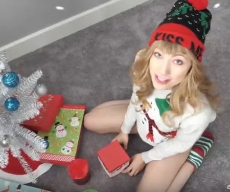 Распаковала подарки на новых год в ожидании когда парень выебет Распаковала подарки на новых год в ожидании когда парень выебет