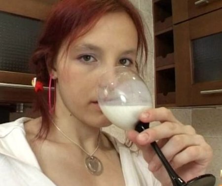 Рыжая с косичками пьет молочко, а сама мечтает о сперме Рыжая с косичками пьет молочко, а сама мечтает о сперме