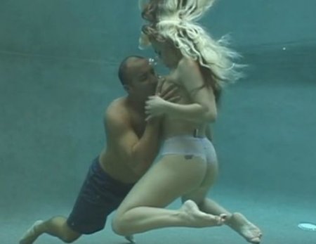 Трахнулся, плавая с голой девушкой, и кончил в воде от минета Трахнулся, плавая с голой девушкой, и кончил в воде от минета