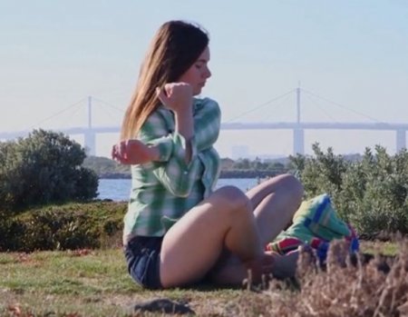 Сочная молодая девушка теребит волосатую шмоньку на берегу Сочная молодая девушка теребит волосатую шмоньку на берегу