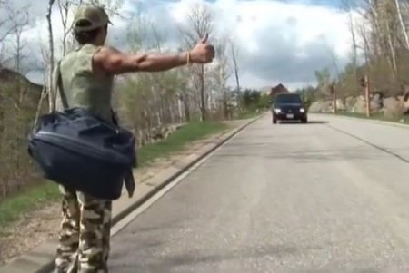 На природе трахнулась с автостопщиком и бросила голого парня