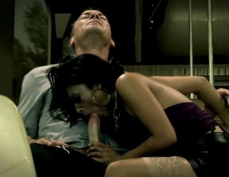 Трахнулась с каким-то чуваком и отсосала незнакомцу в поезде Трахнулась с каким-то чуваком и отсосала незнакомцу в поезде