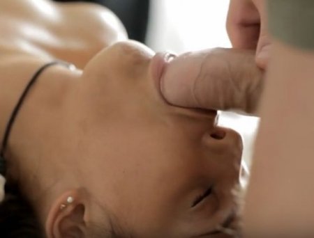 Молодая девушка стеснялась пока не поебалась с парнем-массажистом Молодая девушка стеснялась пока не поебалась с парнем-массажистом