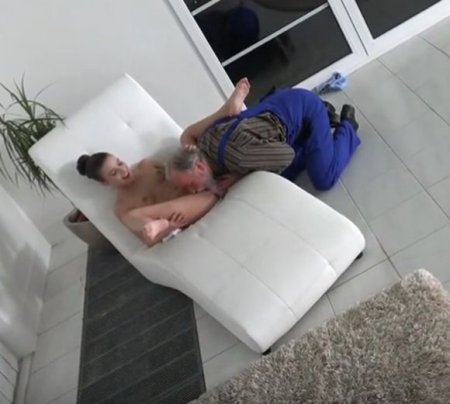 Старый дедок позарился на молодую киску хозяйки, лижет и ебёт её Старый дедок позарился на молодую киску хозяйки, лижет и ебёт её