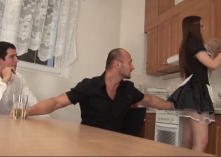 Бисексуальное мжм трио на кухне с другом мужа и молодой женой Бисексуальное мжм трио на кухне с другом мужа и молодой женой