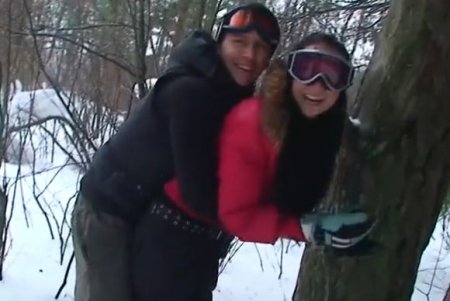 Молодые люди в зимних куртках ясным днём ебутся на лыжном курорте Молодые люди в зимних куртках ясным днём ебутся на лыжном курорте