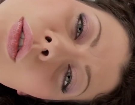 Вибратор в руках красивой девушки в ночнушке помогает получить оргазм Вибратор в руках красивой девушки в ночнушке помогает получить оргазм