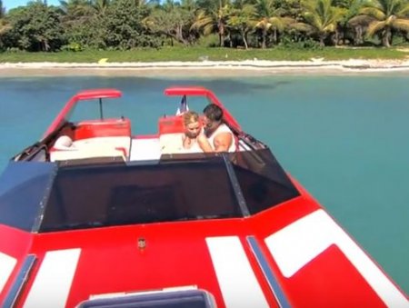 Покаталась на катере нового парня и потрахалась с ним на острове Покаталась на катере нового парня и потрахалась с ним на острове