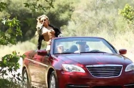 Красивая автостопщица с голыми сиськами отдается незнакомцу Красивая автостопщица с голыми сиськами отдается незнакомцу