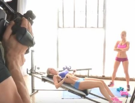 Режиссёру с помощником понравилось ебать спортивных баб в фитнес зале